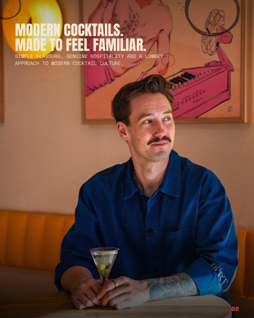 Fra RØRT: en person i blå skjorte med et cocktailglass. Postens budskap er moderne cocktails, enkle smaker og varmt vertskap.