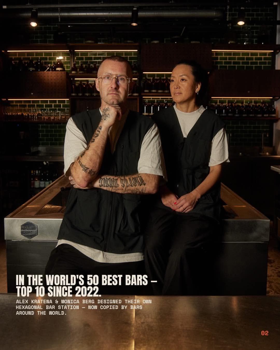 Festivalpost 2 av 3: Alex Kratena og Monica Berg sitter på den sekskantede barstasjonen foran grønne fliser og opplyste hyller. Teksten sier In the World’s 50 Best Bars – top 10 since 2022, og at de tegnet barstasjonen selv.
